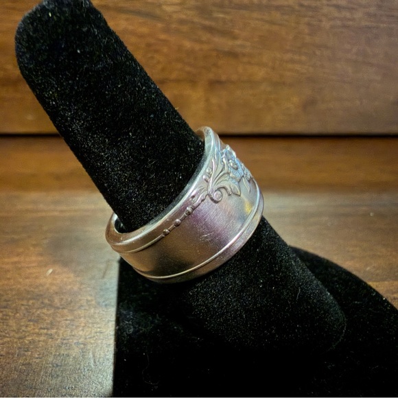 Queen Bess Spoon Ring - Picture 4 of 13